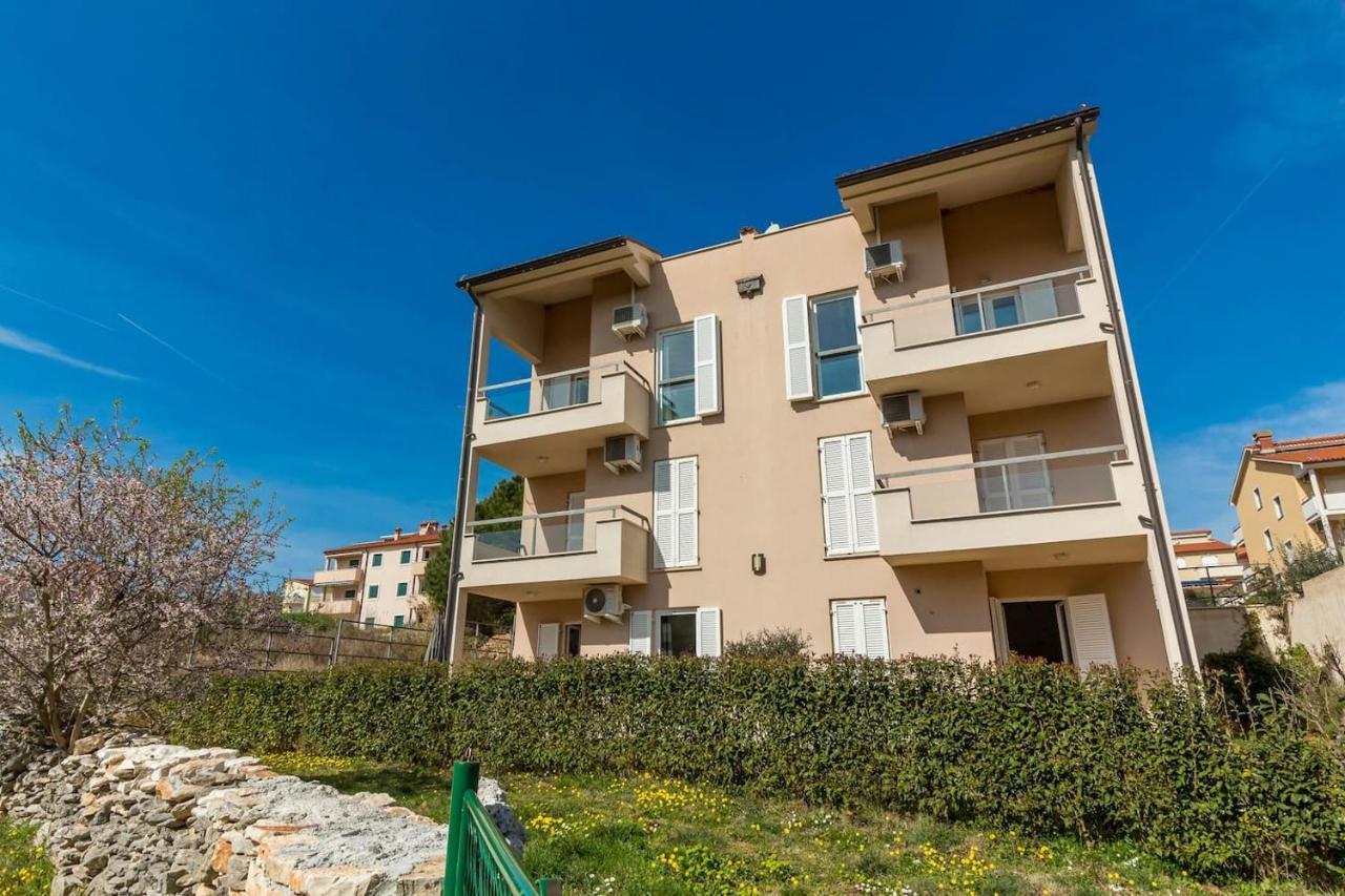 Apartment Punta Premantura E With Garden מראה חיצוני תמונה