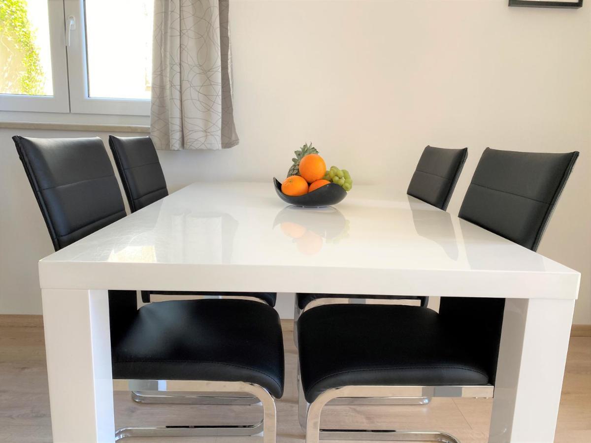 Apartment Punta Premantura E With Garden מראה חיצוני תמונה